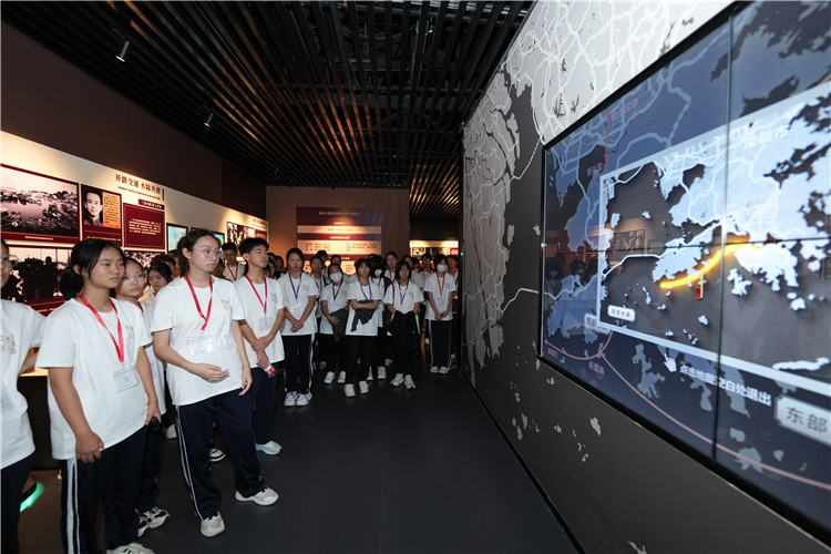 学生走访位于深圳的中国文化名人大营救纪念馆。主办方供图